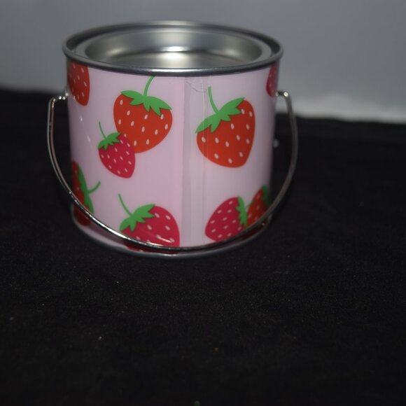 Claire's Very Berry tin of 16 mini bath bombs - Picture 2 of 4
